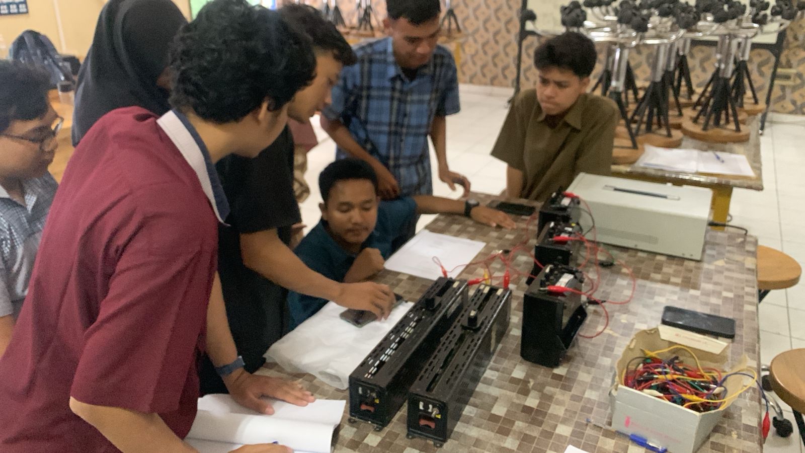 Praktikum Rangkaian Listrik Dimulai, Modul 1: Pembagi Arus dan Tegangan Telah Selesai Dilaksanakan