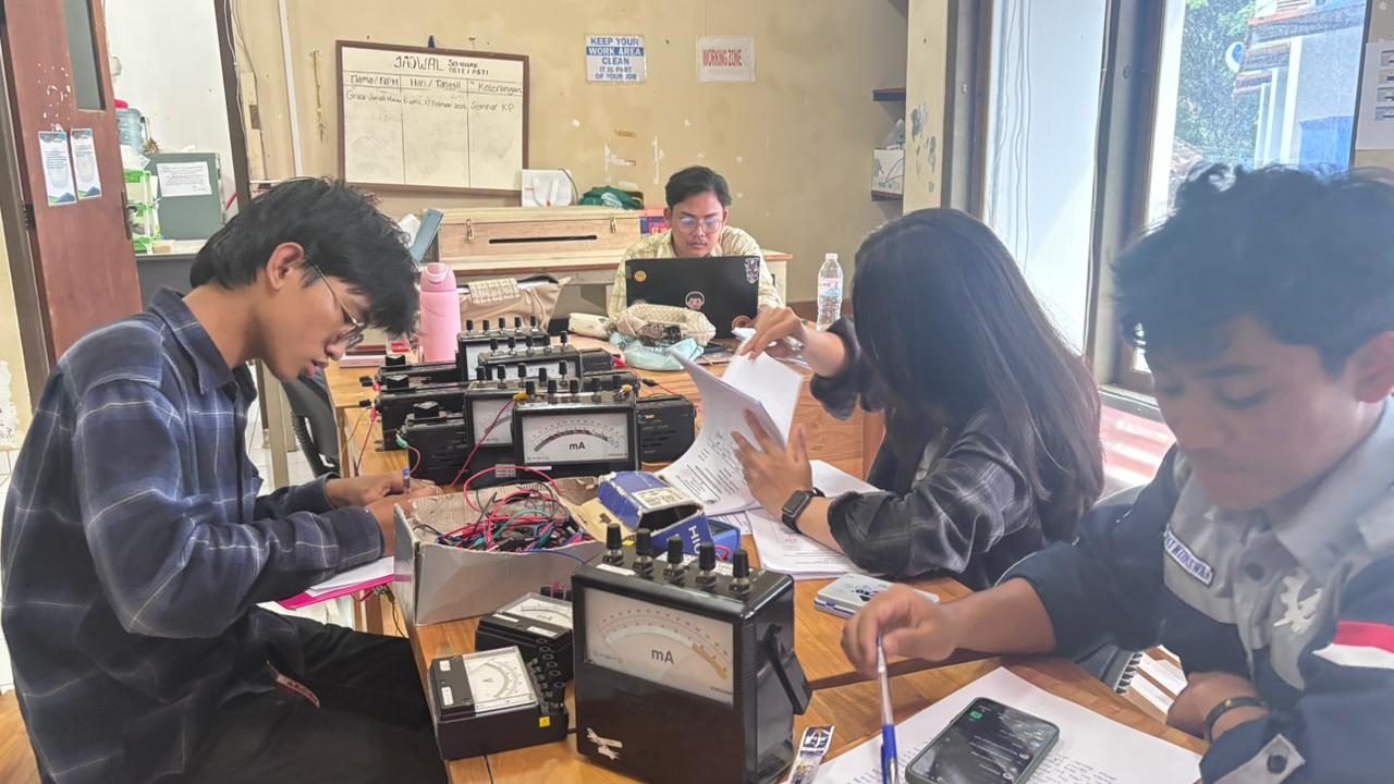 Asistensi dan Posttest Modul Pembagi Arus dan Pembagi Tegangan Telah Selesai Dilaksanakan