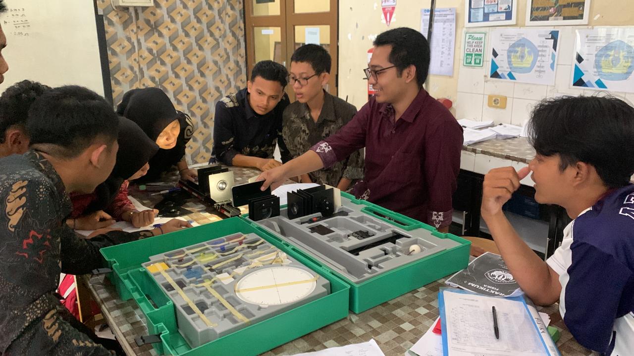 Mengungkap Sifat Cahaya: Praktikum Fisika Dasar Modul 2 “Cermin” Selesai Dilaksanakan