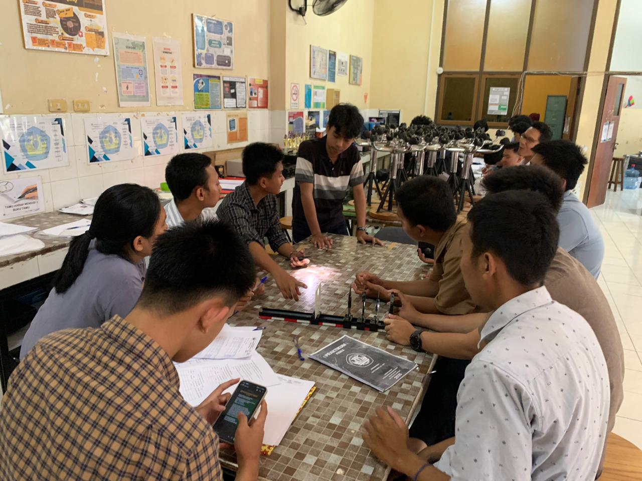 Semangat Optik Berlanjut: Praktikum Fisika Dasar Modul 3 (Lensa) Telah Selesai Dilaksanakan!