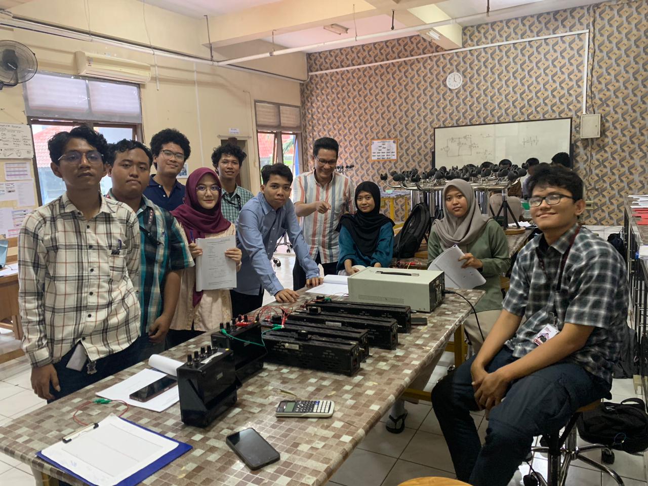 Pelaksanaan Praktikum Rangkaian Listrik Modul 4: Teorema Thevenin dan Norton Berjalan Lancar